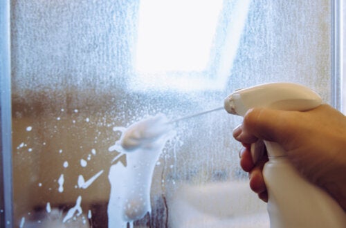Como remover silicone de vidro e outras superfícies