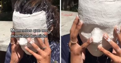Mulher faz máscara de gesso no rosto e depois não consegue tirar