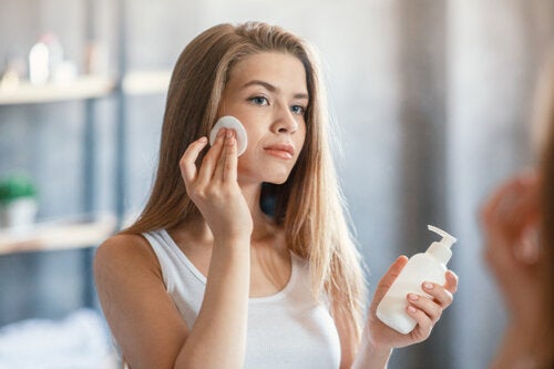 Os 7 erros mais comuns ao remover a maquiagem e como fazê-lo corretamente