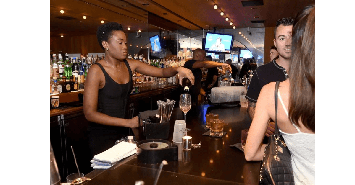 Hábitos chatos de clientes no bar, segundo os bartenders