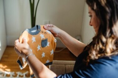 Aprenda a lavar a roupa do recém-nascido para evitar irritações na pele
