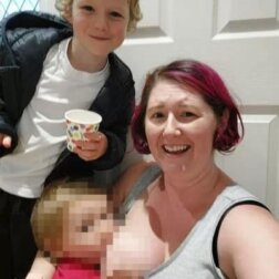 Amamentação: mãe que amamenta filhos de 5 e 6 anos é criticada pelos familiares