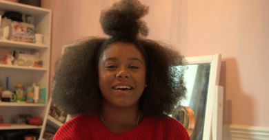 Estudante britânica que foi mandada para casa por ter cabelo “grande demais” será indenizada pela escola