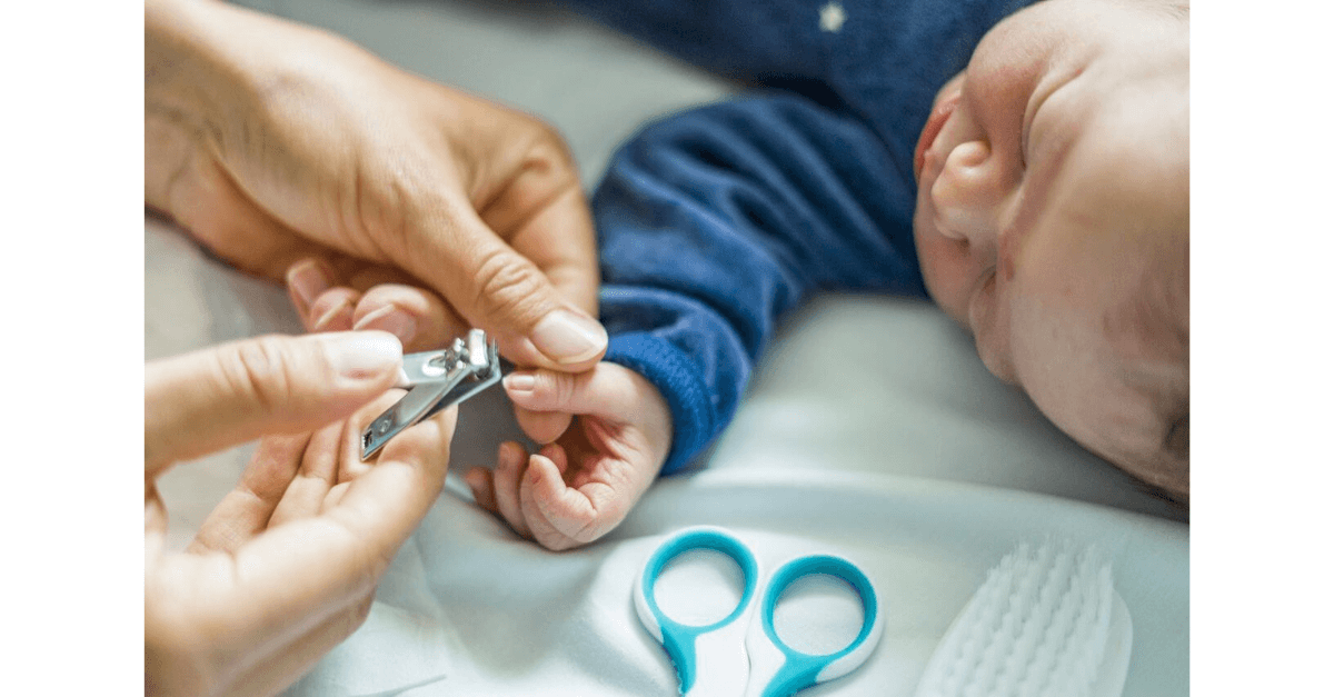 Influenciadora é cancelada após fazer unhas de gel em filha recém-nascida