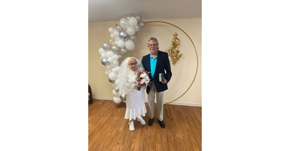 Vovó de 77 anos se casa com ela mesma