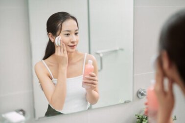 É assim que você deve aplicar o tônico facial de acordo com a técnica coreana das 7 camadas