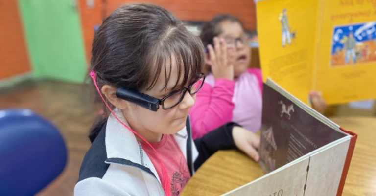 Óculos com IA ajudam crianças cegas a ler