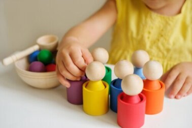 Brinquedos Montessori: benefícios e usos na educação infantil.