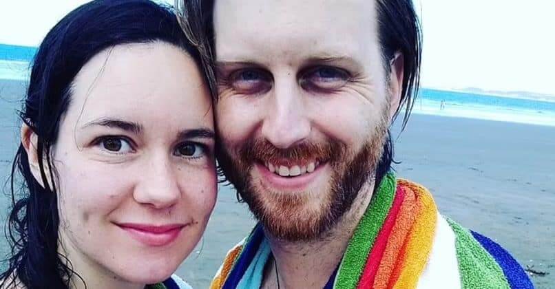 Mãe casada se apaixonou por outra mulher e marido apoia a relação