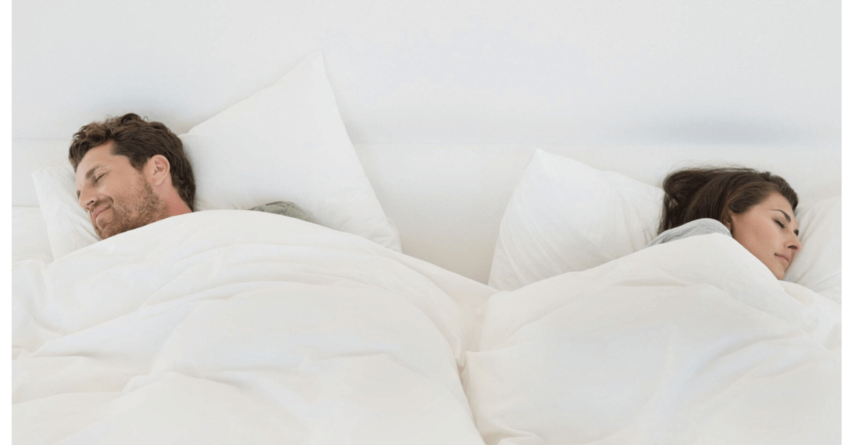 Você sabia que a posição de dormir com o par pode dizer muito sobre a relação?