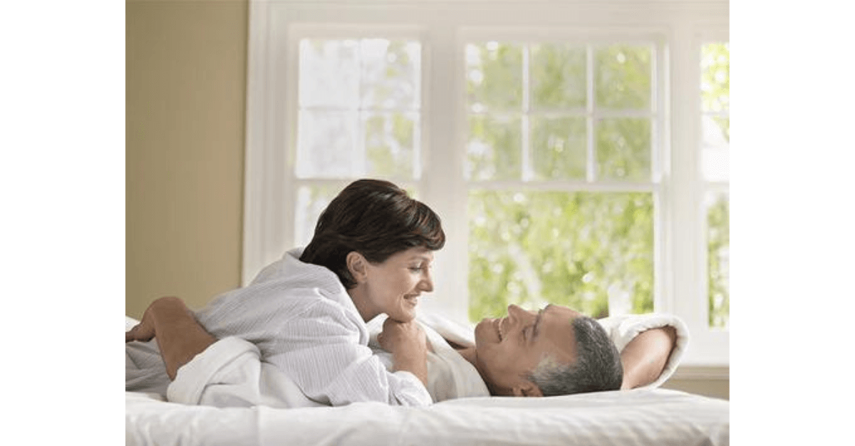 Você sabia que a posição de dormir com o par pode dizer muito sobre a relação?