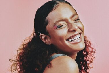 O que são "baby hairs" e por que eles aparecem? Aprenda a usá-los a seu favor