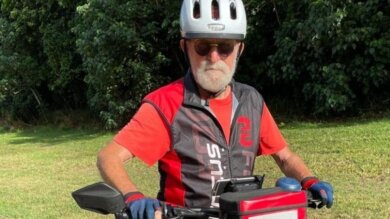 Homem de 81 anos viajou de bicicleta por 143 países e continua pedalando