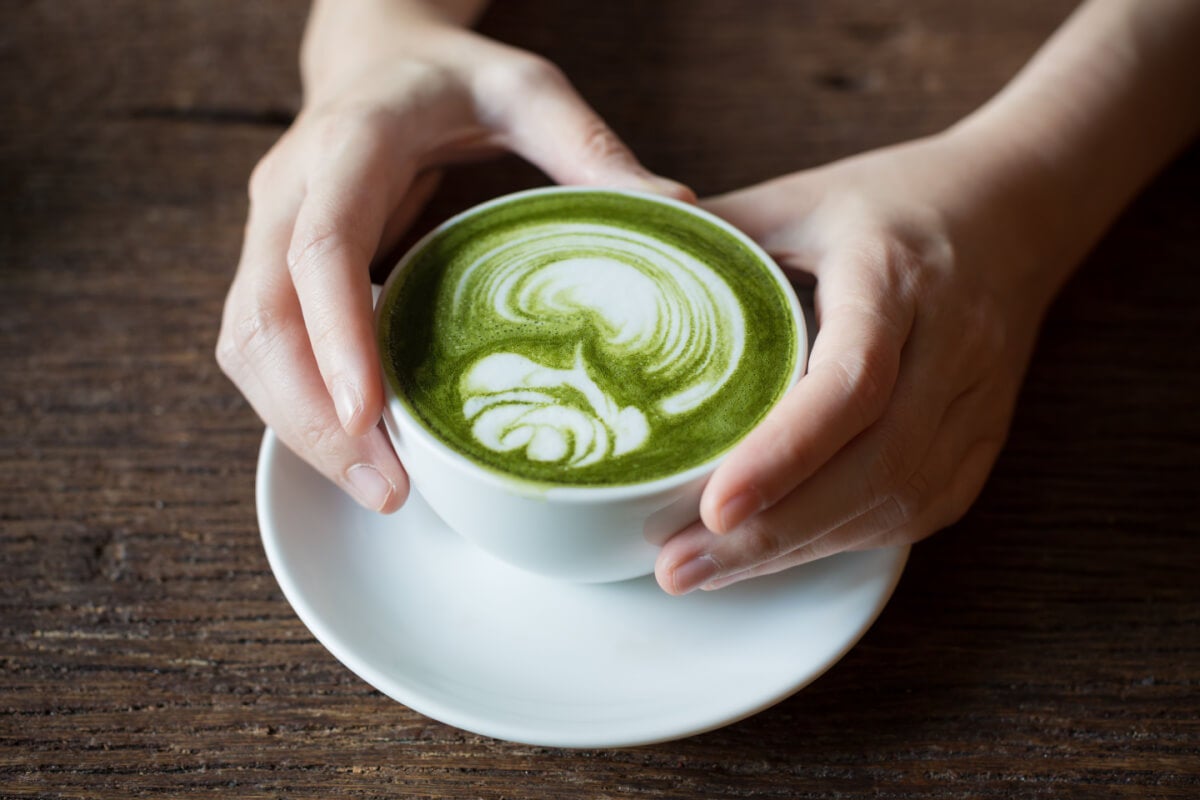 Café ou chá de Matcha: 9 fatos para ajudar você a escolher