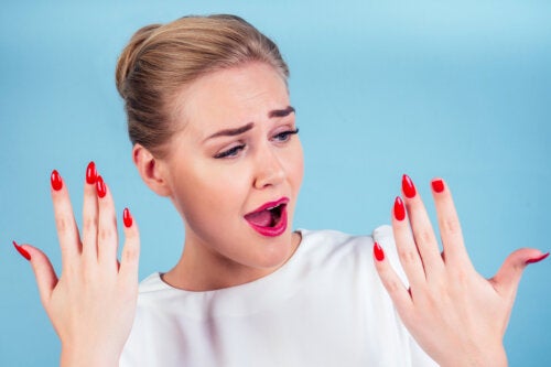 Por que ocorre dor nas unhas de acrílico?