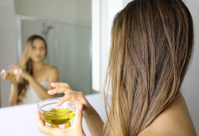 O remédio com azeite de oliva que ajuda a eliminar a caspa
