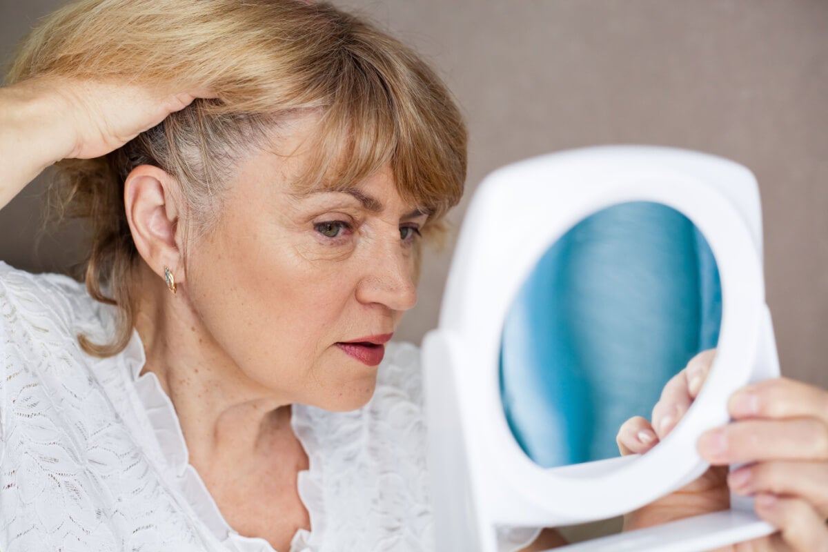 Por que os cabelos grisalhos ficam amarelos? 7 dicas para evitá-lo