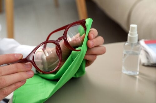 6 erros para evitar ao limpar seus óculos