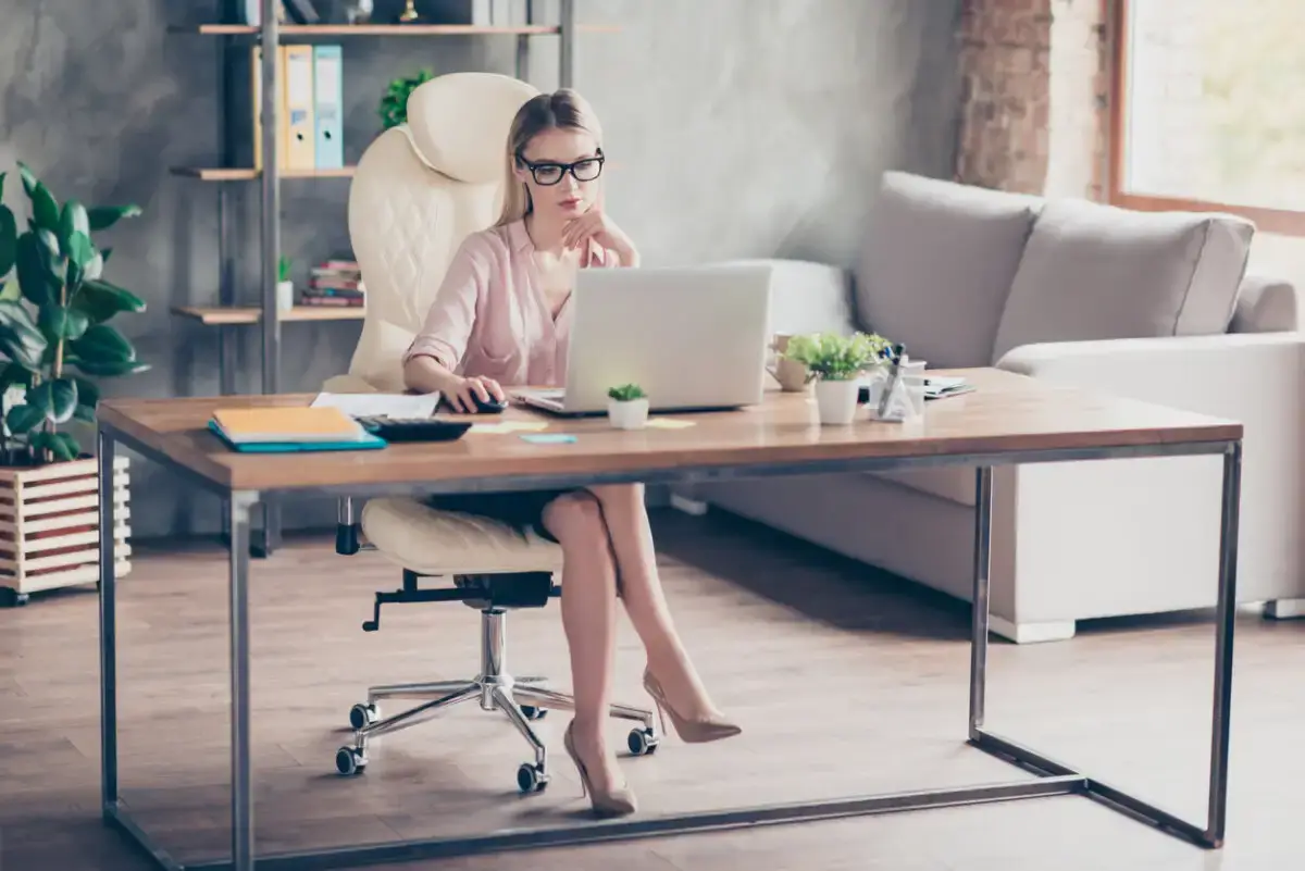 A importância de ajustar sua cadeira de escritório: dicas para uma postura saudável