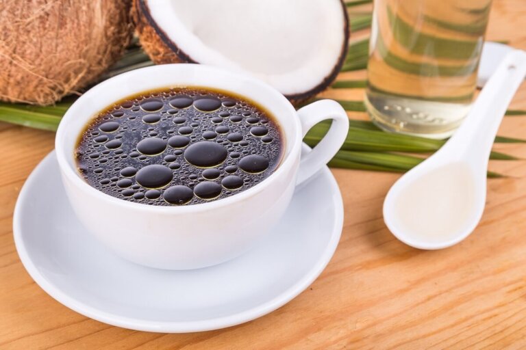 Café com óleo de coco: é assim que se deve beber para não engordar