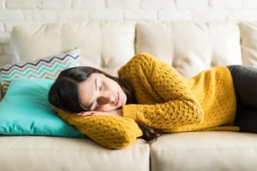Tirar uma soneca: benefícios para recarregar as energias durante o dia
