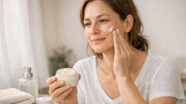 Creme leve ou bálsamo mais rico: o que faz mais sentido quando a pele repuxa