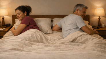 Dormir abraçados ou cada um no seu canto: o que costuma aliviar mais a noite cansada