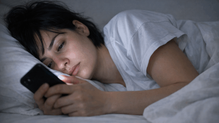 O erro de usar o celular até apagar e achar que isso conta como descanso