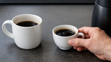 Por que o café parece mais amargo quando ele esfria na xícara antes da metade