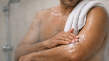 O erro de tomar banho muito quente para relaxar e sair da água com a pele repuxando