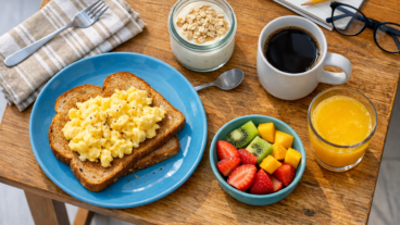 Como montar um café da manhã simples que segura melhor a fome sem virar produção logo cedo