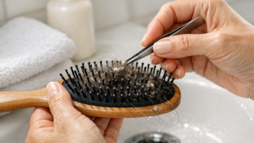 Se sua escova de cabelo vive cheia e o penteado cai mais rápido, talvez o problema esteja na limpeza da ferramenta