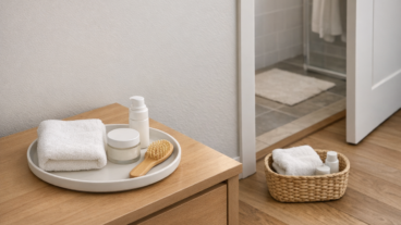 Qual apoio deixa o cuidado depois do banho mais viável sem transformar o quarto em extensão do banheiro: bandeja rasa perto da cômoda ou cesta pequena na porta