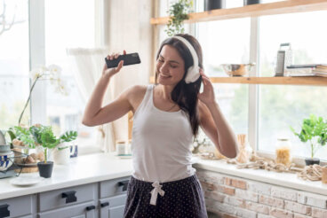 Música para limpar melhor: o que escolher conforme a tarefa e o tempo disponível
