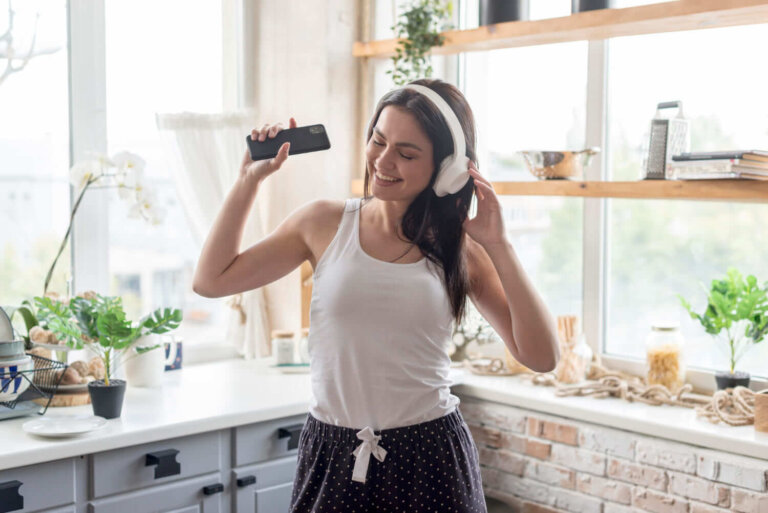 Música para limpar melhor: o que escolher conforme a tarefa e o tempo disponível
