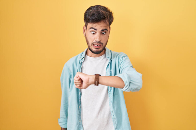 Ficar olhando para o relógio o tempo todo: o hábito silencioso que faz com que qualquer manhã pareça uma corrida