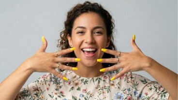Mãos radiantes no verão: 10 unhas em tons de amarelo que estão na moda