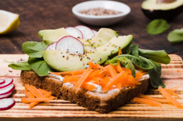 Sanduíche vegetariano caseiro: como aproveitar a textura e a acidez sem adicionar muitos ingredientes