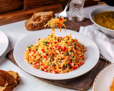 Almoços com cuscuz: 5 maneiras de variar a base sem repetir o mesmo prato