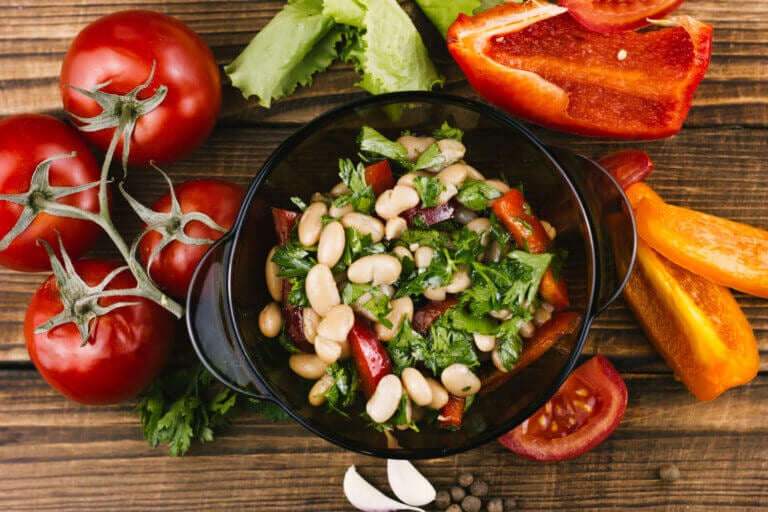 A combinação expressa mais cremosa, saudável e leve. Um refogado rápido de alho e verduras é o suficiente para elevar o sabor do seu feijão em lata.