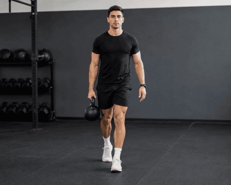 Ande ereto com uma carga unilateral, forçando seu core a trabalhar o dobro para evitar que o corpo se incline.