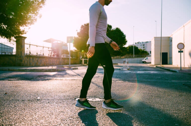 Aumente o ritmo dos seus passos para cuidar do seu coração. Uma caminhada em ritmo acelerado é suficiente para transformar uma caminhada comum em um treino cardiovascular eficaz.