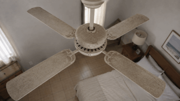 Ventilador de teto com poeira: como limpá-lo sem espalhar sujeira pelo quarto