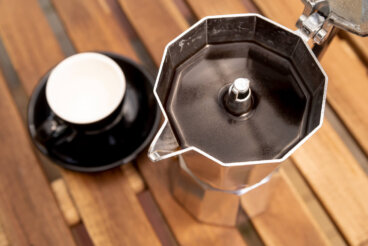 Cafeteira italiana com resíduos oleosos: limpeza simples para que o café não fique com gosto de velho