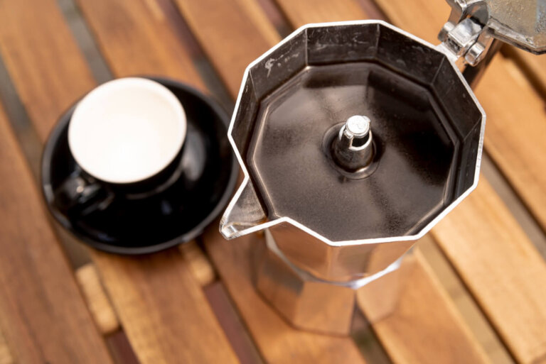 Cafeteira italiana com resíduos oleosos: limpeza simples para que o café não fique com gosto de velho
