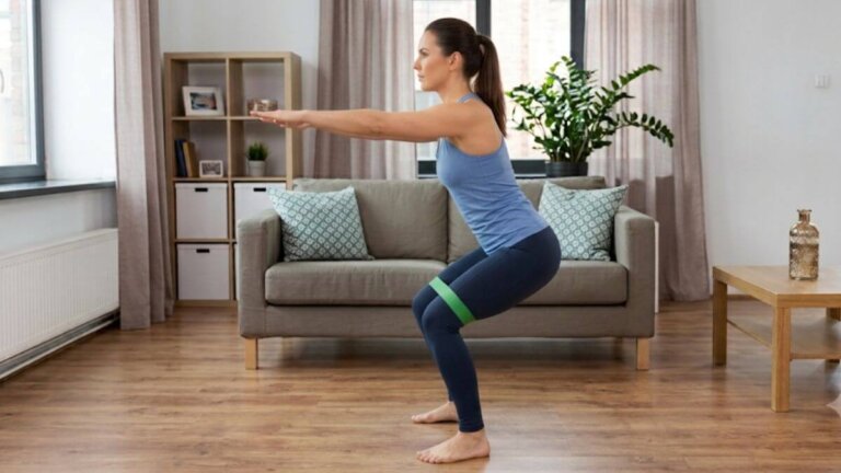 Mini-circuito com faixa elástica curta: 5 exercícios para os glúteos para treinar quando você tem pouco tempo