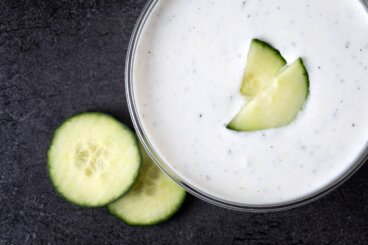 Molho frio de pepino e iogurte: como usá-lo em wraps, vegetais e jantares rápidos