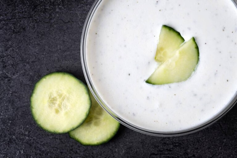 Molho frio de pepino e iogurte: como usá-lo em wraps, vegetais e jantares rápidos