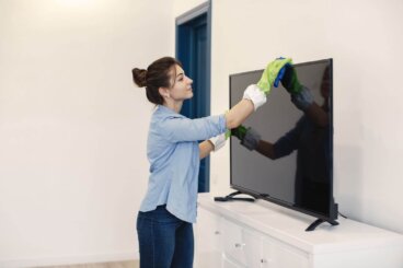 A tela da TV está com poeira e marcas de dedos? Método de limpeza que não deixa riscos nem manchas