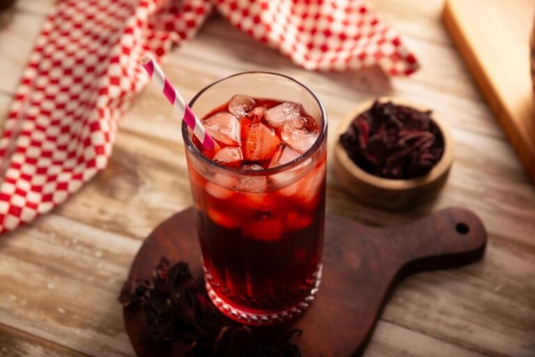 Chá frio de hibisco: uma bebida de verão colorida, refrescante e fácil de preparar
